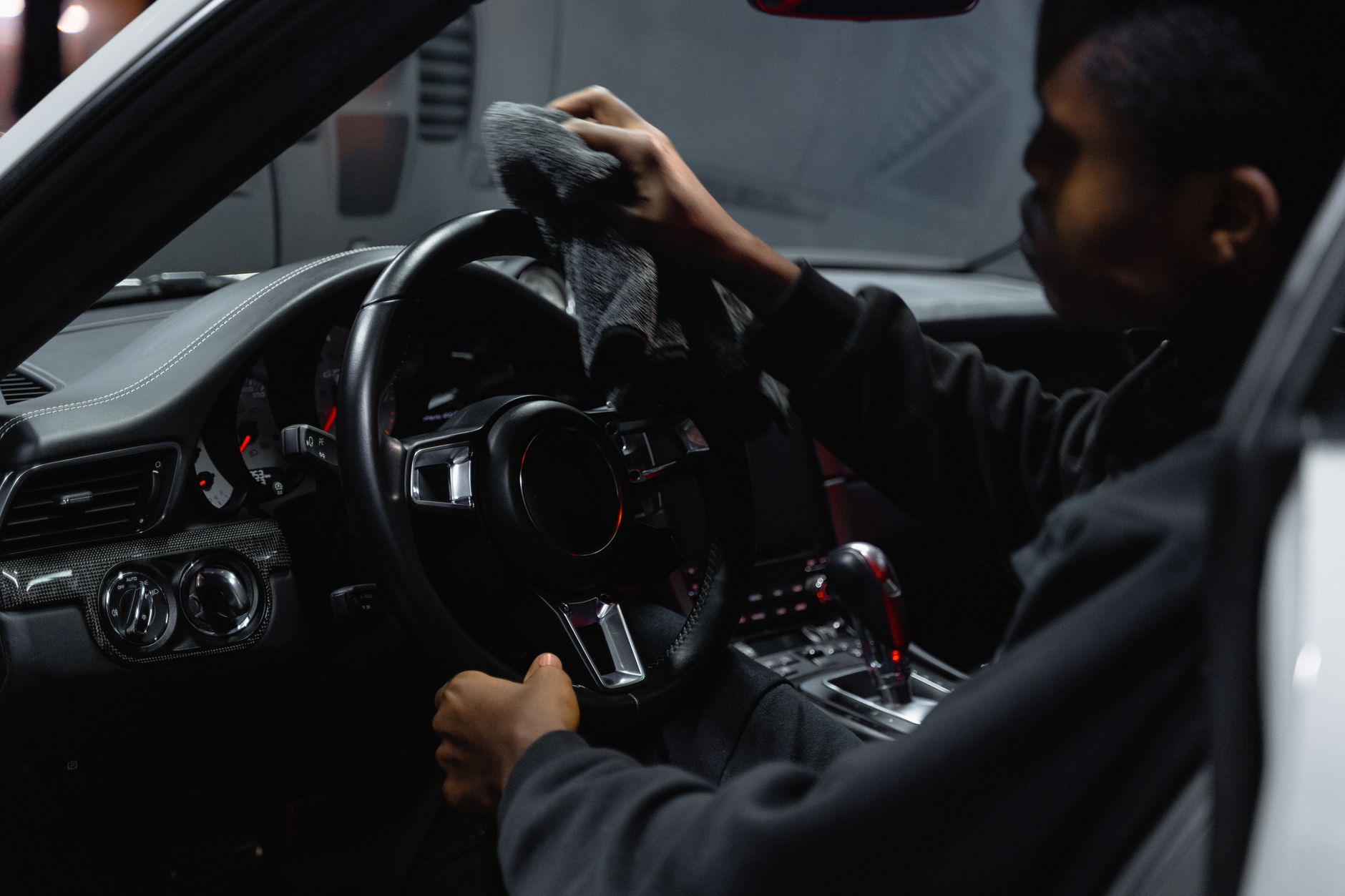 Cara Membersihkan Interior Mobil Apek