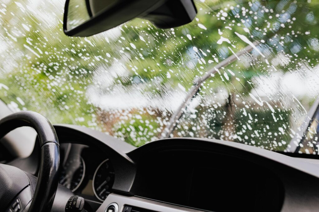 Langkah praktis dan cara menghilangkan jamur kaca mobil