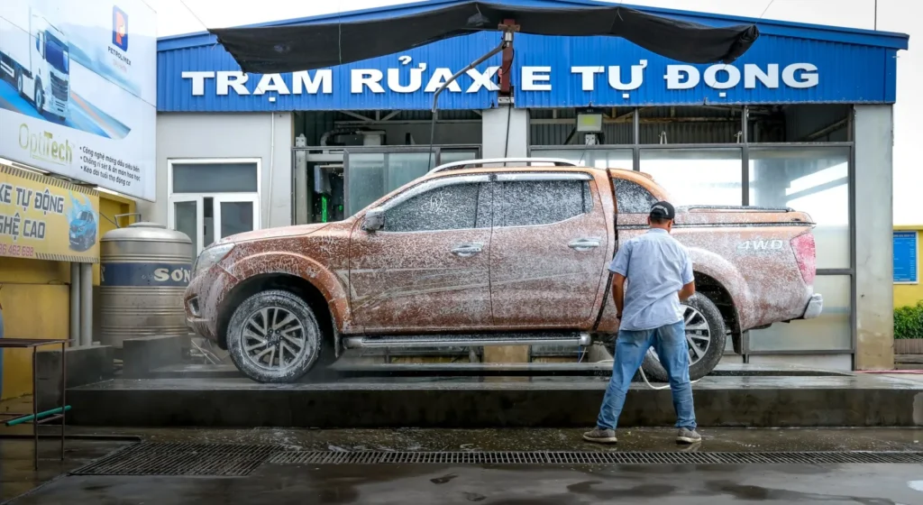 Proses produksi cairan pembersih pada pabrik maklon shampo mobil