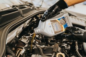 Tips Memilih Oli Mobil Sesuai Mesin